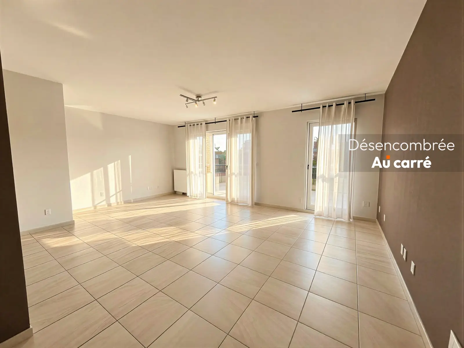 Séjour vide d'un appartement T2 à Chassieu, désencombré