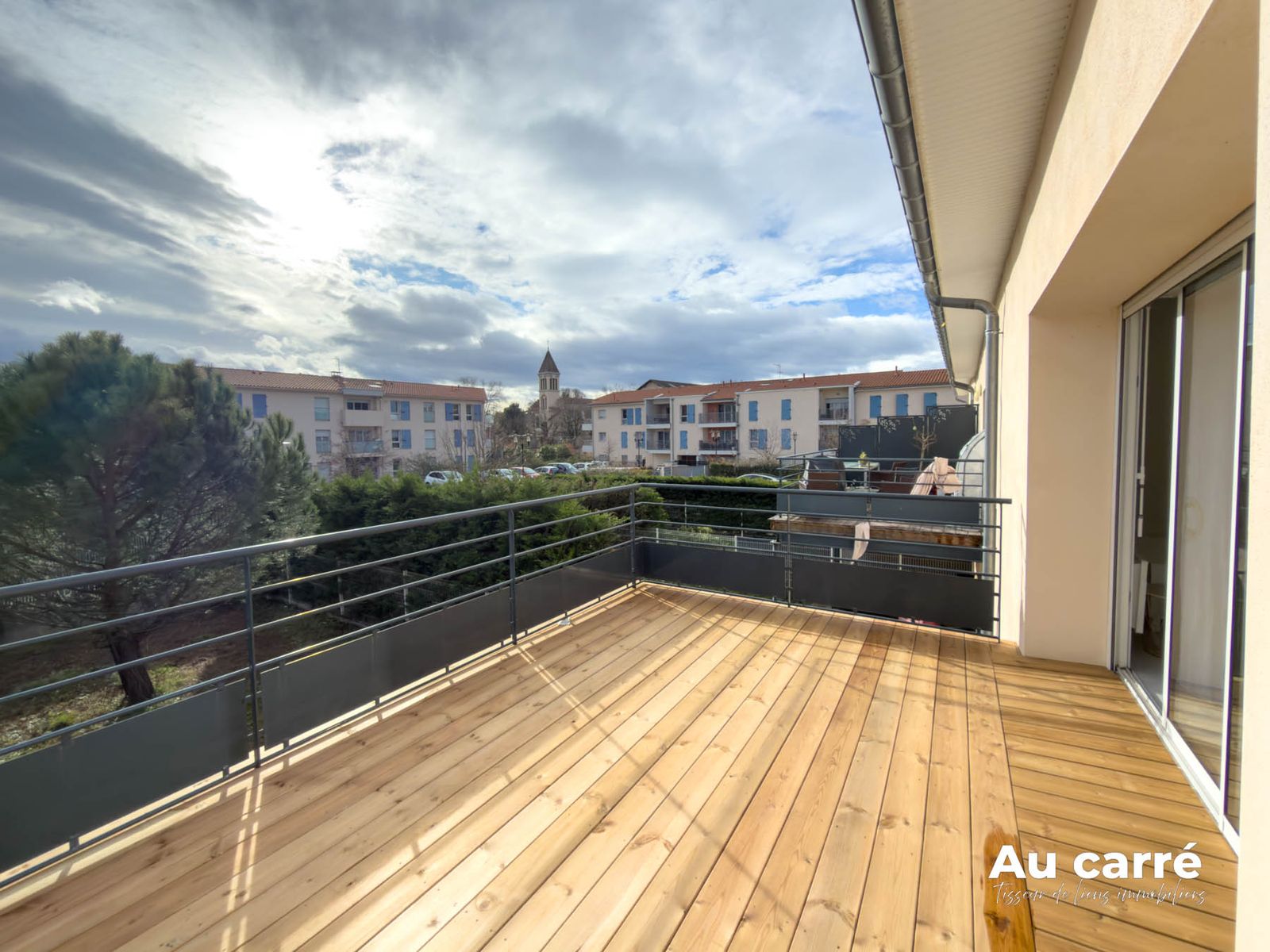 Terrasse en bois avec vue dégagée sur le quartier d'Azieu