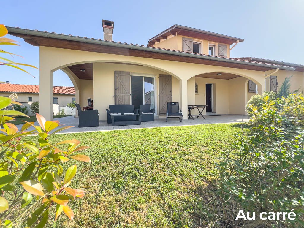 Façade avec grande terrasse couverte et jardin, maison à vendre à Chassieu