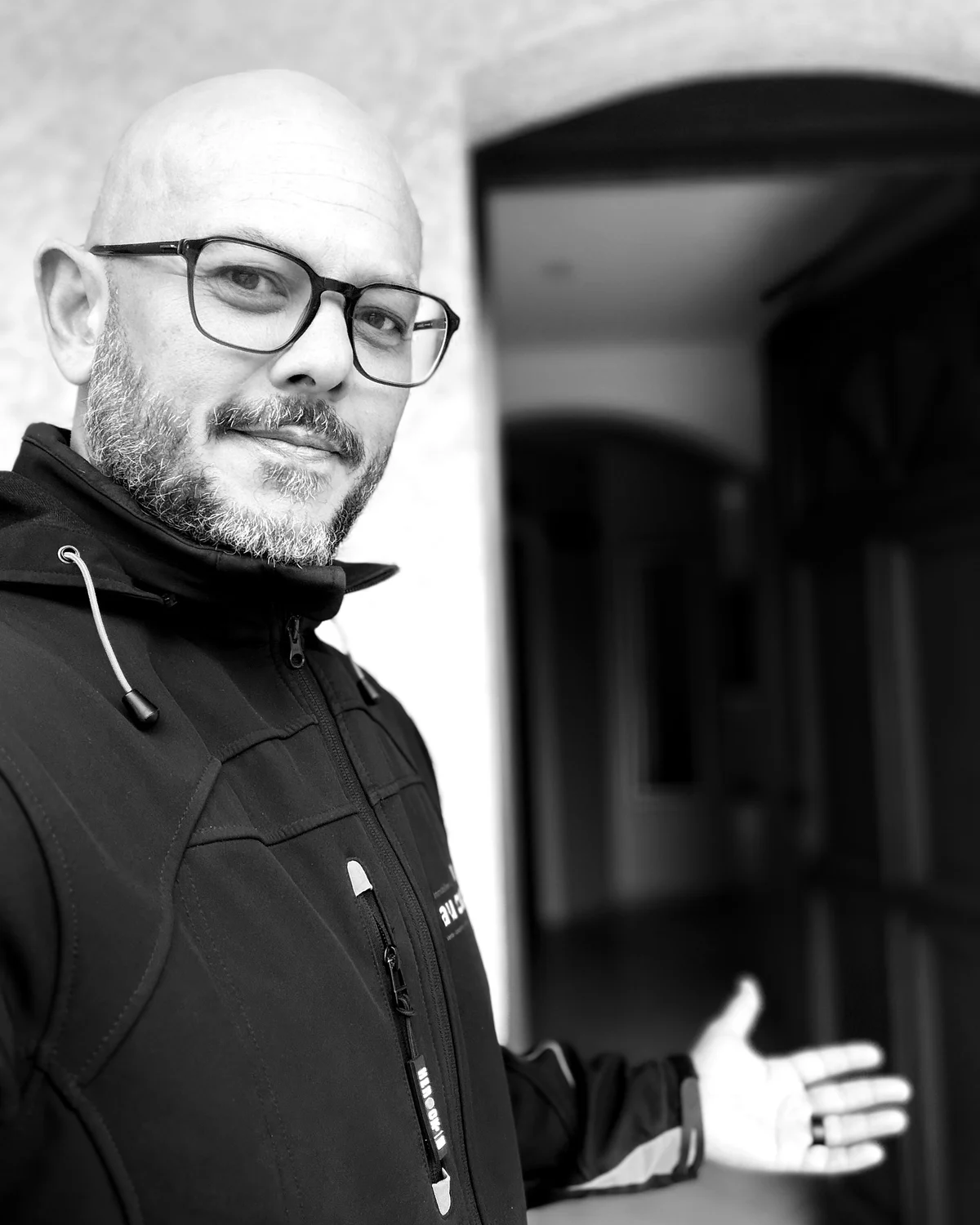 Laurent Darnis, agent immobilier à Genas, ouvrant la porte d'une maison