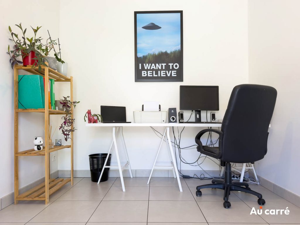 Bureau au rez-de-chaussée, chambre possible