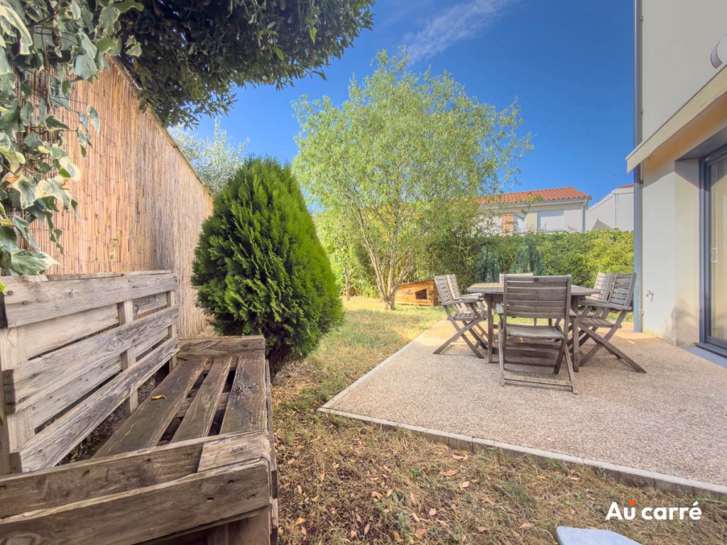 Terrasse avec mobilier extérieur