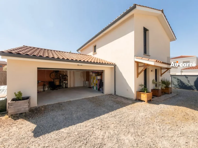 Façade de la maison de 2017 avec double garage ouvert, à vendre à Genas Vurey