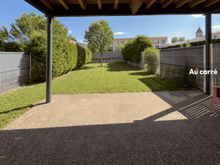 Terrasse en béton désactivé et jardin privatif de 123 m² du T2 en rez-de-chaussée à louer à Genas Azieu